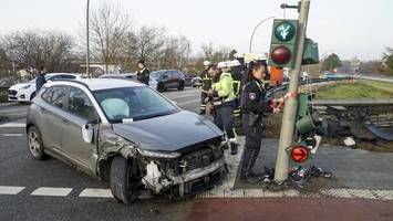 Pkw kracht an roter Ampel ungebremst in Kombi – Fahrer und Beifahrer flüchten