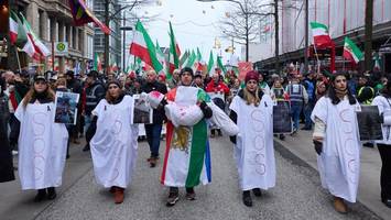 Tausende protestieren in Hamburgs Innenstadt gegen das iranische Regime