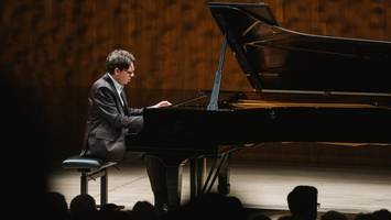 rauschhafte musik und klarer kopf – lucas debargue begeistert in der elbphilharmonie