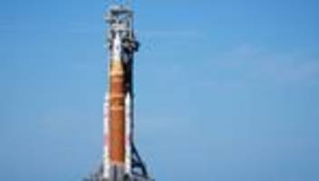 Artemis 2: Raketensystem für Mondmission auf Startplatz gerollt