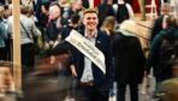 Erstmals Mann als Erntehoheit: Erntekönig schwärmt von Trecker-Romantik und träumt von KI