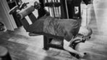 fitnessübung: der beinbeuger im liegen