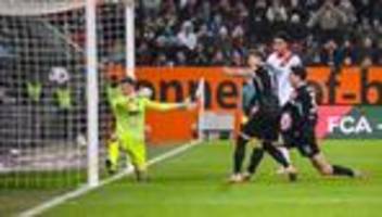 Fußball-Bundesliga: Pyro-Pause und zwei Doppelpacks in Augsburg