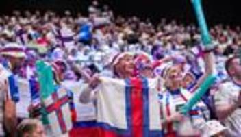 Handball-EM: Großfamilie feiert historischen Handball-Sieg für Färöer