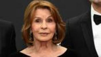 Leute: Senta Berger nach Sturz am Oberschenkel operiert