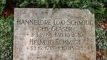 Ohlsdorfer Friedhof: Grab von Helmut Schmidt erneut mit Hakenkreuzen beschmiert