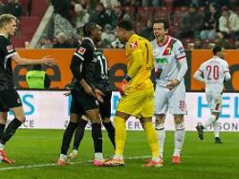 Augsburg mit Punkt gegen Abstieg: Spektakuläres doppeltes Doppelschlag-Spiel und Pyro-Pause