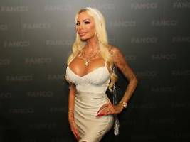 jahrelange tortur: teile von gina-lisa lohfinks operiertem po sackten in oberschenkel ab