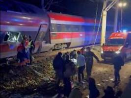 Kollision zweier Schnellzüge: 21 Menschen sterben bei Zugunglück in Spanien