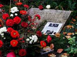 Nicht das erste Mal: Grab von Helmut Schmidt mit Hakenkreuzen beschmiert