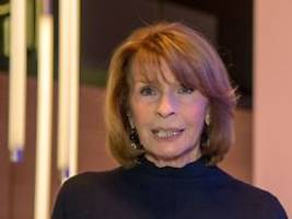 Schrecksekunde vor Auftritt: Senta Berger stürzt schwer - und liegt im Krankenhaus