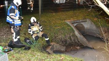 mysteriöse verfärbung in regenrückhaltebecken – feuerwehr rückt an