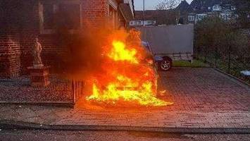 Opel fängt am Morgen vor Wohnhaus Feuer – war es Brandstiftung?