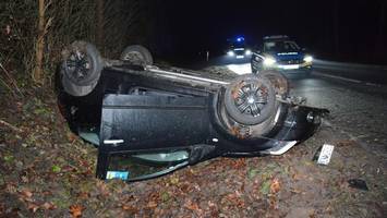 Pkw mit junger Frau überschlägt sich und bleibt auf dem Dach liegen