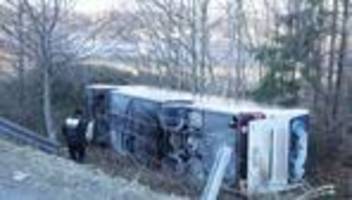 Busunfall: Bus mit Schülern kippt an Böschung um - Verletzte