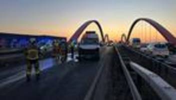 Glatteis: 26 Fahrzeuge kollidieren auf der Autobahn 42 bei Essen