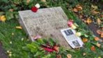 hamburg: erneut hakenkreuz-schmierereien auf grab von helmut schmidt