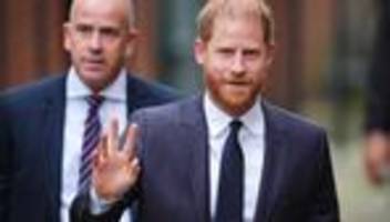 Klage gegen Boulevard: Bespitzelungsprozess: Prinz Harry trifft am Gericht ein