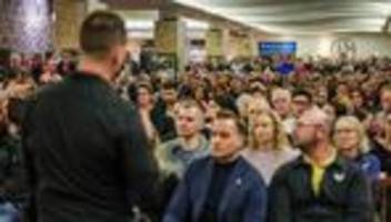 klagen in vorbereitung: polizei befragt nach coup sparkassen-kunden - viel emotion