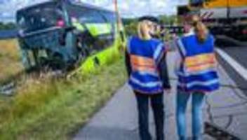 Unfall: Nach Busunfall mit über 30 Verletzten dauern Ermittlungen an