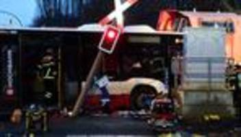 Unfälle: Polizei sucht nach tödlichem Unfall an Bahnübergang Zeugen