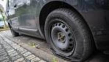 vandalismus: 37-jähriger schlägt mit holzlatte auf parkende autos ein