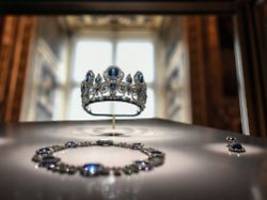 glas mit fausthieben zerstört: Überwachungsvideos des louvre-diebstahls veröffentlicht