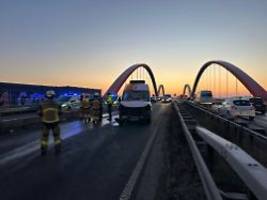 massenkarambolage wegen glätte: 26 fahrzeuge krachen auf der a42 ineinander