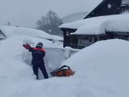 menschen in häusern eingesperrt: schnee-apokalypse mit toten in russland