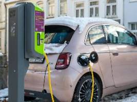 prämie wird sozial gestaffelt: wer jetzt bis zu 6000 euro für ein e-auto bekommt