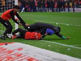 Rangelei im laufenden Spiel: Unglaubliche Szenen beim Afrika-Cup: Balljungen wollen Torwart beklauen