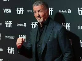 Sly altert einfach nicht: Sylvester Stallone grüßt aus dem Fitnessstudio