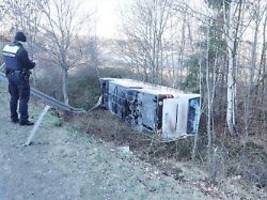 Unfall während Ausflug: Reisebus mit Schülern kippt an Autobahnausfahrt in Thüringen um