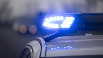 A100 in Berlin: Autofahrer schleift auf Flucht Polizisten zehn Meter mit