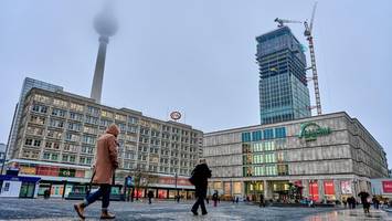 Junge Männer klettern auf Baukran am Alexanderplatz und filmen sich dabei