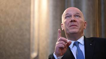 „wie wunderbar, wenn man mit dem finger auf jemanden zeigen kann“