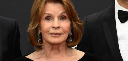 Senta Berger: Schauspielerin zieht sich bei Lesung Oberschenkelbruch zu