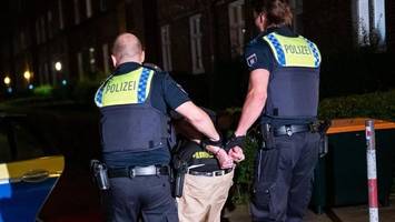 26-Jähriger schließt sich aus Angst in Kabine ein: Angreifer landet im Gefängnis