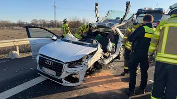 28-Jährige knallt auf A39 in die Leitplanke – schwer verletzt