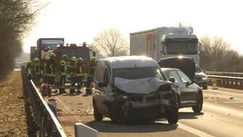 a21 in richtung kiel gesperrt: zwei verletzte nach auffahrunfall
