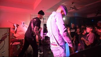 beach motel van cleef: frühstückssaal wird zum festival-floor