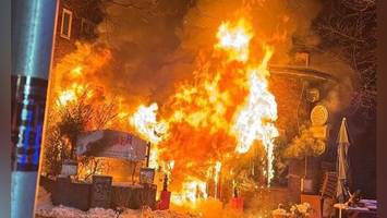 feuer zerstört lokal „oktober“ und wohnungen – zwei mieter haben alles verloren