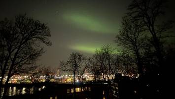 polarlichter über hamburg? buntes leuchten am nachthimmel