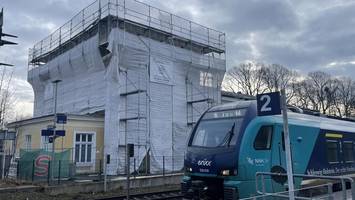 Riss am alten Bahnhof ausgebessert: Warum das Gebäude weiterhin gesperrt ist