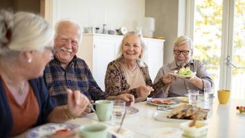 studie widerlegt vegetarier-vorteil – dieses lebensmittel hilft im alter