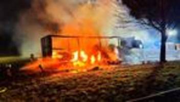 Notfälle: Lastwagen brennt auf Rastplatz – Fahrer kann sich retten