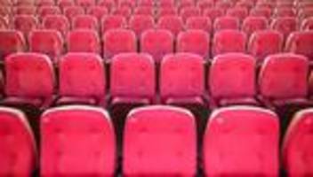 schaden: mann setzt sich auf wertvolle exponate in kino - festnahme