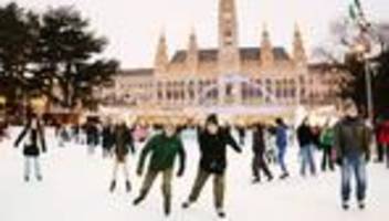 schlittschuhlaufen: männer auf kufen