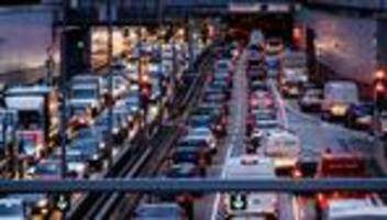 verkehr: pendler verbringen in münchen viel zeit im stau