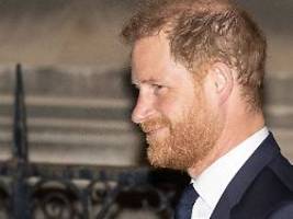 es läuft sehr gut : prinz harry nach erstem prozesstag in london siegesgewiss